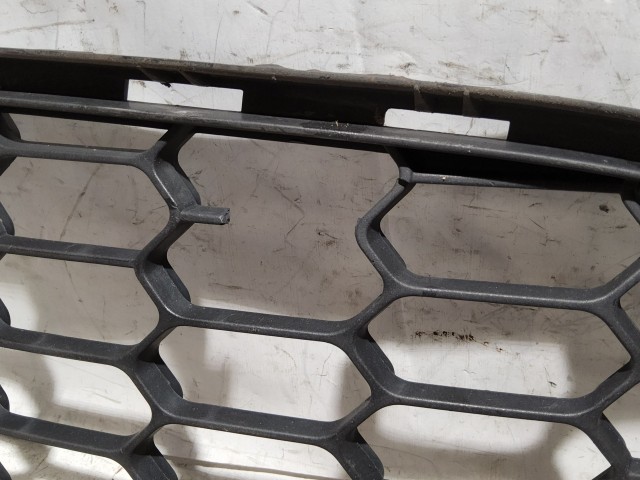 189811 Alfa Romeo Giulietta 2010 Díszrács Használt jobb első alsó a képen látható sérüléssel