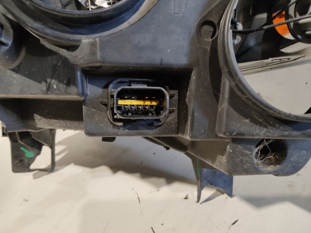 183482 Peugeot Partner 2008-2018 Lámpa , Fényszóró Használt sima Jobb első Valeo a képen látható sérüléssel