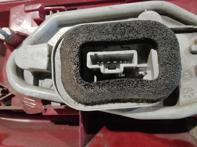 183490 Peugeot Partner, Citroen Berlingo 2008-2012 Bal hátsó lámpa, a képen látható sérüléssel