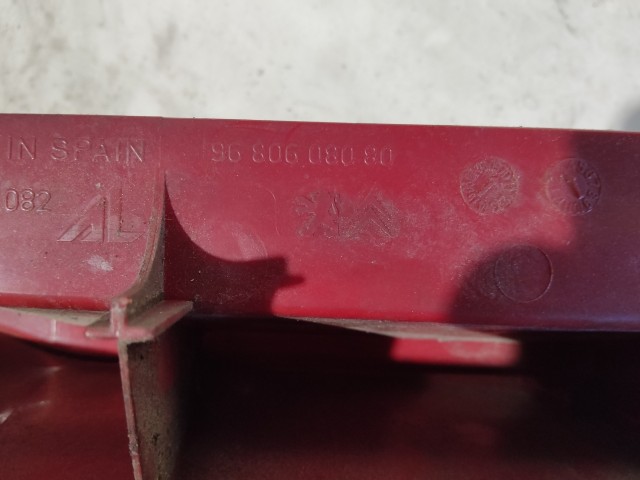 183490 Peugeot Partner, Citroen Berlingo 2008-2012 Bal hátsó lámpa, a képen látható sérüléssel