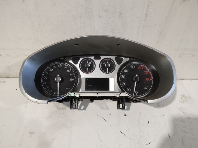 Lancia Delta 2008-2014 Óracsoport Használt kilométeróra Egy csatlakozós  a képen látható sérüléssel