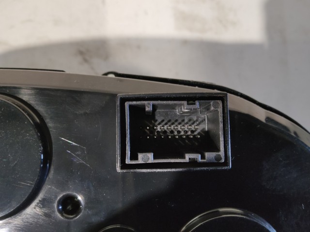 Lancia Delta 2008-2014 Óracsoport Használt kilométeróra Egy csatlakozós  a képen látható sérüléssel