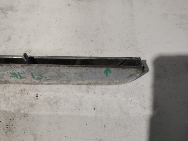 Alfa Romeo 159 2005-2011 Díszcsík és díszléc Használt első lökhárító Krómcsík a képen látható sérüléssel