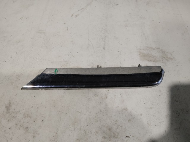 Alfa Romeo 159 2005-2011 Díszcsík és díszléc Használt első lökhárító Bal első krómcsík a képen látható sérüléssel