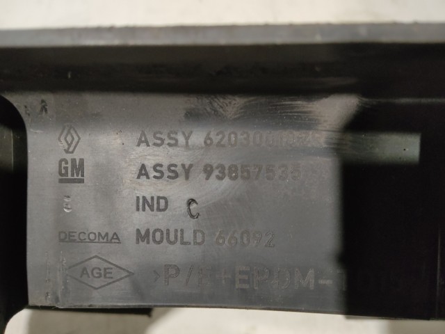 183645 Renault Trafic 2006-2014 2006-2014 Díszrács Használt Első középső