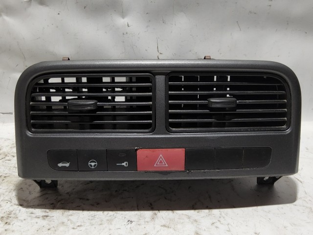 Fiat Grande Punto  2005-2009 középső levegő beömlő 735386328