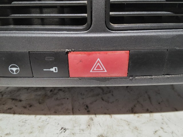 Fiat Grande Punto  2005-2009 középső levegő beömlő 735386328