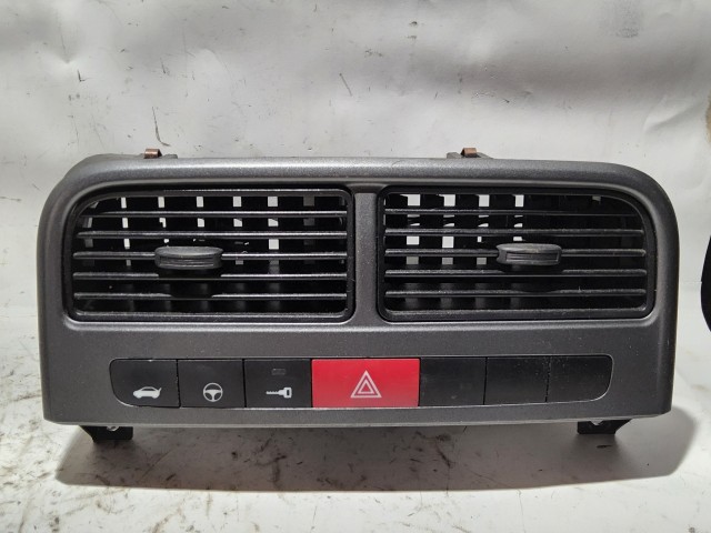 Fiat Grande Punto  2005-2009 középső levegő beömlő 735386328