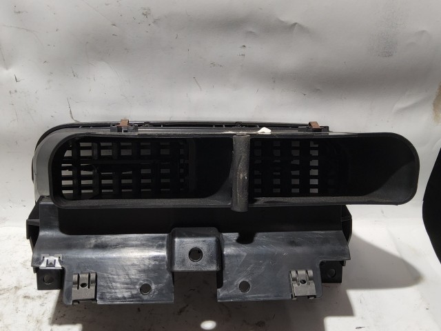 Fiat Grande Punto  2005-2009 középső levegő beömlő 735386328