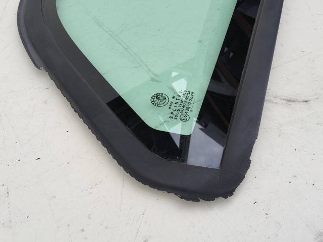 193007 Alfa Romeo 159 2005-2011 kombi jobb hátsó fix üveg karosszériában, a képen látható sérüléssel