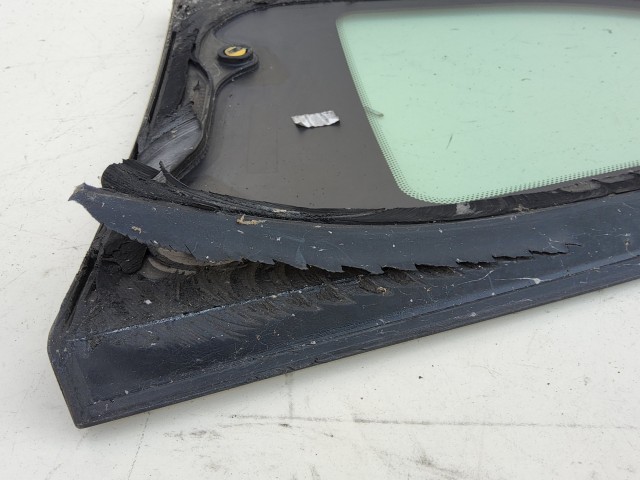 193010 Alfa Romeo Gt jobb hátsó karosszéria üveg, a képen látható gumi sérüléssel 60682409