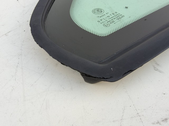 193013 Alfa Romeo Gt jobb hátsó karosszéria üveg, a képen látható gumi sérüléssel 60682409