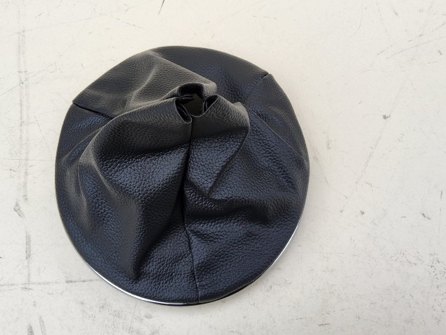 Fiat 500 2007-2015 utángyártott új fekete váltószoknya, rögzítő és króm gyűrűvel