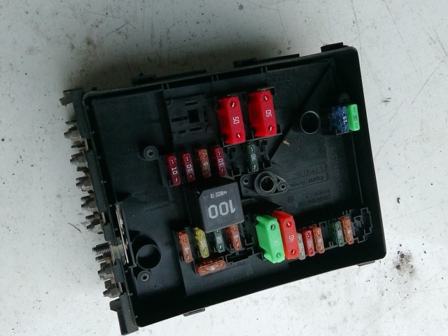 Volkswagen Tiguan 2007-2018 2007-2017 Biztosítéktábla  Használt  külső