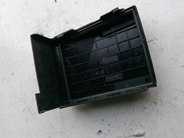 Volkswagen Tiguan 2007-2018 2007-2017 Biztosítéktábla takaró Használt 