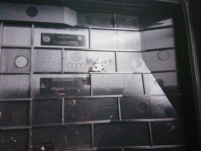 Volkswagen Tiguan 2007-2018 2007-2017 Biztosítéktábla takaró Használt 