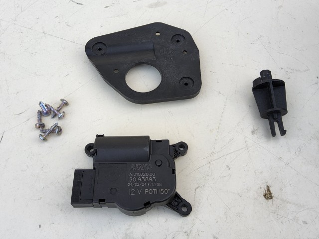 Fiat Tipo 2015- gyári új fűtés állító motor, közbetéttel és tartókonzollal 77367506