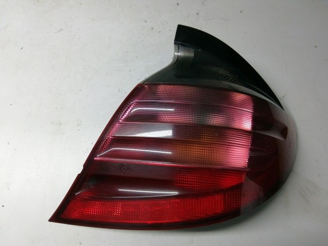 195787 Mercedes Benz C-Class W203 2001-2008 coupe Jobb hátsó lámpa, izzófoglalat nélkül, a képen látható sérüléssel!!!!