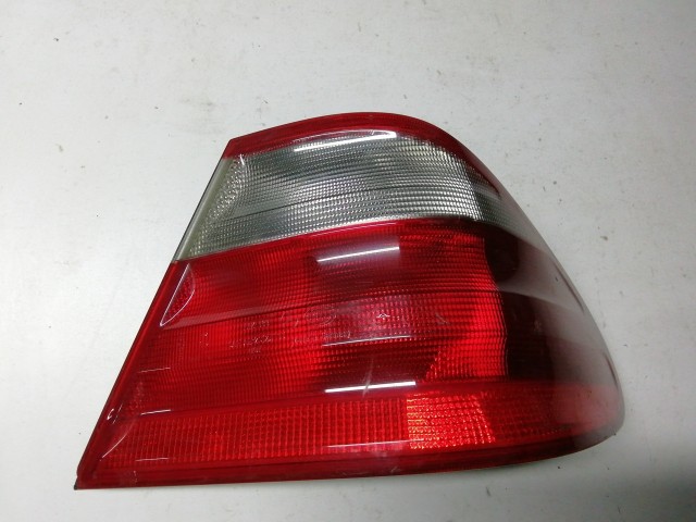 195769 Mercedes Benz CLK C208 1997-2002  Jobb hátsó külső lámpa, a képen látható sérüléssel, izzófoglalat nélkűl!!!!!