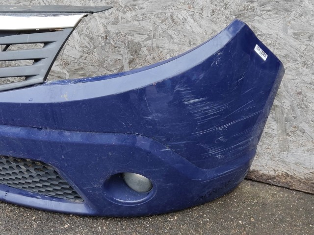 196785 Dacia Sandero 2008-20112 első lökhárító, a képen látható sérüléssel