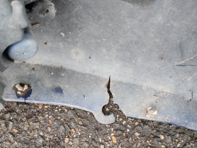 196785 Dacia Sandero 2008-20112 első lökhárító, a képen látható sérüléssel