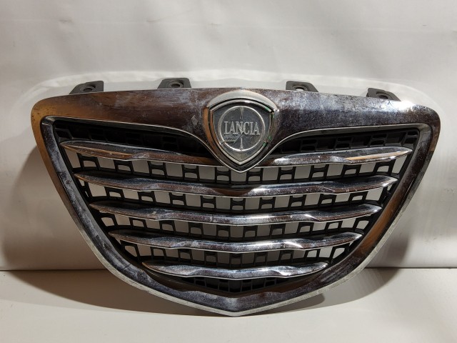 196306 Lancia Delta 2008-2014 Díszrács, a képen látható sérüléssel