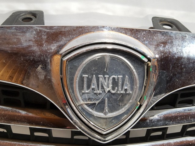 196306 Lancia Delta 2008-2014 Díszrács, a képen látható sérüléssel