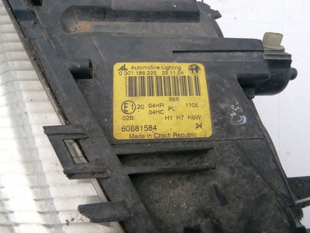 193549 Alfa Romeo GT 2003-2010 bal első fényszóró, matt plexi egy rögzítő fül törött!!!