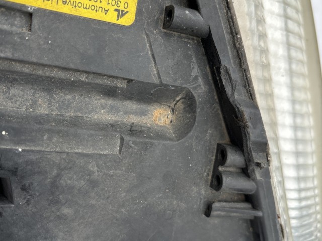 193549 Alfa Romeo GT 2003-2010 bal első fényszóró, matt plexi egy rögzítő fül törött!!!