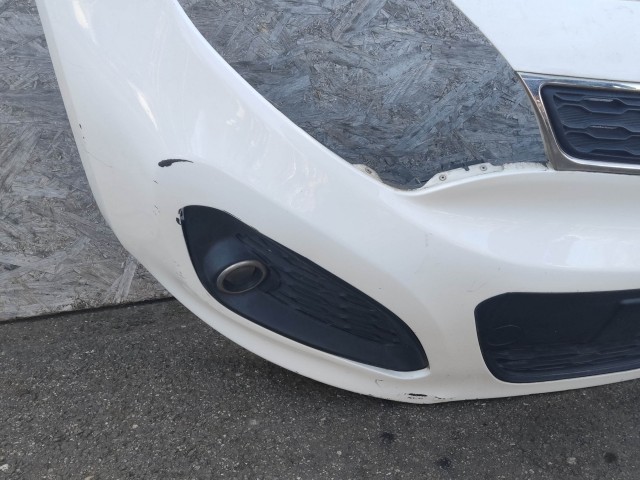 197073 Kia Rio 2011-2017 első lökhárító, a képen látható sérüléssel 