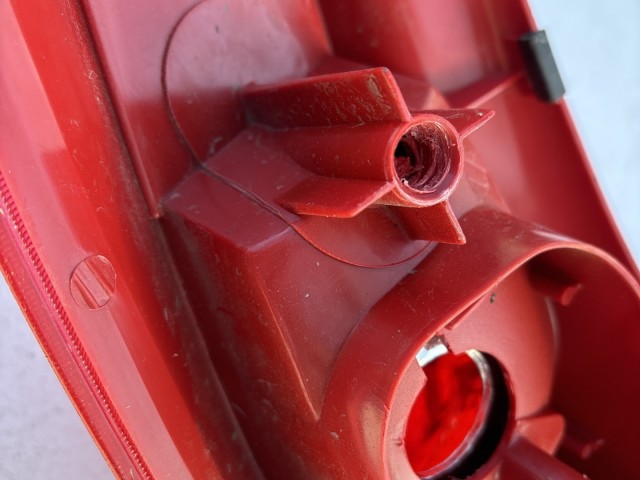 193581 Fiat Punto II.- III. 5 ajtós bal hátsó lámpa, piros szélű, izzó foglalat nélkül, a képen látható sérüléssel