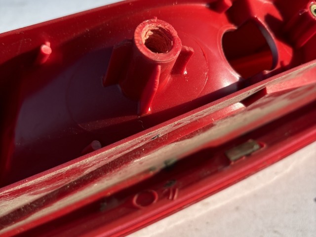 193580 Fiat Punto II.- III. 5 ajtós bal hátsó lámpa, piros szélű, izzó foglalat nélkül, a képen látható sérüléssel