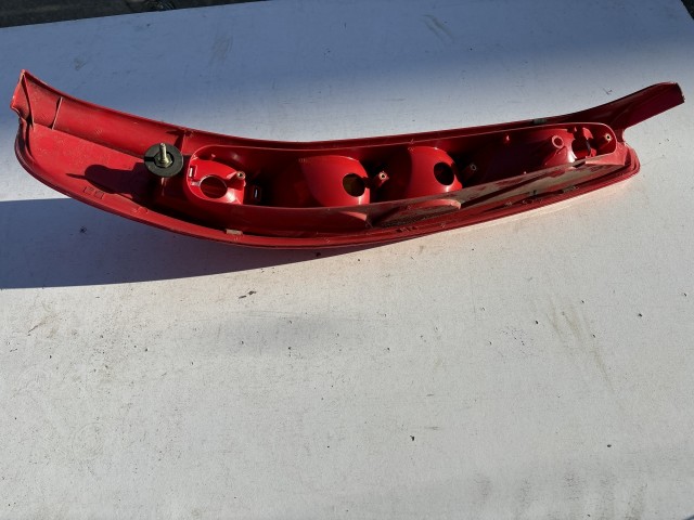 193580 Fiat Punto II.- III. 5 ajtós bal hátsó lámpa, piros szélű, izzó foglalat nélkül, a képen látható sérüléssel