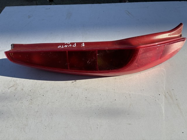 193580 Fiat Punto II.- III. 5 ajtós bal hátsó lámpa, piros szélű, izzó foglalat nélkül, a képen látható sérüléssel