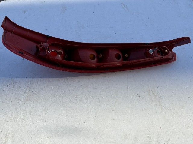 193581 Fiat Punto II.- III. 5 ajtós bal hátsó lámpa, piros szélű, izzó foglalat nélkül, a képen látható sérüléssel