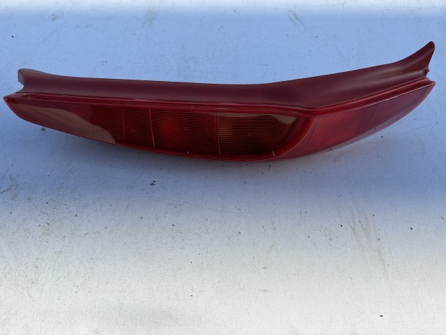 193581 Fiat Punto II.- III. 5 ajtós bal hátsó lámpa, piros szélű, izzó foglalat nélkül, a képen látható sérüléssel