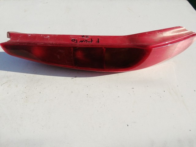 193579 Fiat Punto II.- III. 5 ajtós bal hátsó lámpa, piros szélű, izzó foglalat nélkül, a képen látható sérüléssel