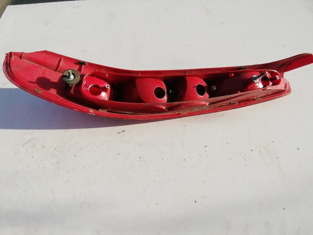 193579 Fiat Punto II.- III. 5 ajtós bal hátsó lámpa, piros szélű, izzó foglalat nélkül, a képen látható sérüléssel