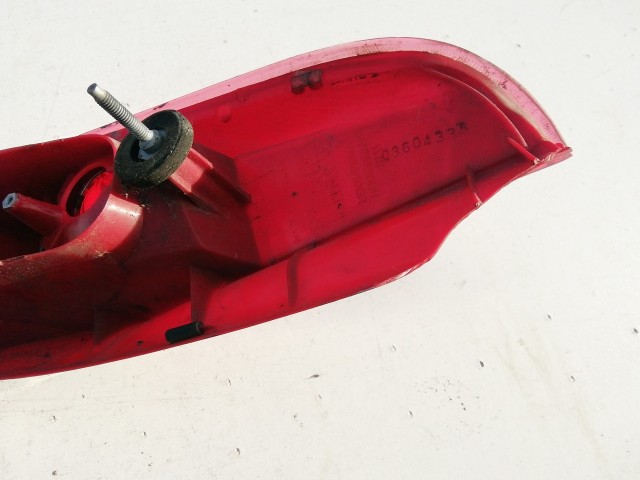 193579 Fiat Punto II.- III. 5 ajtós bal hátsó lámpa, piros szélű, izzó foglalat nélkül, a képen látható sérüléssel