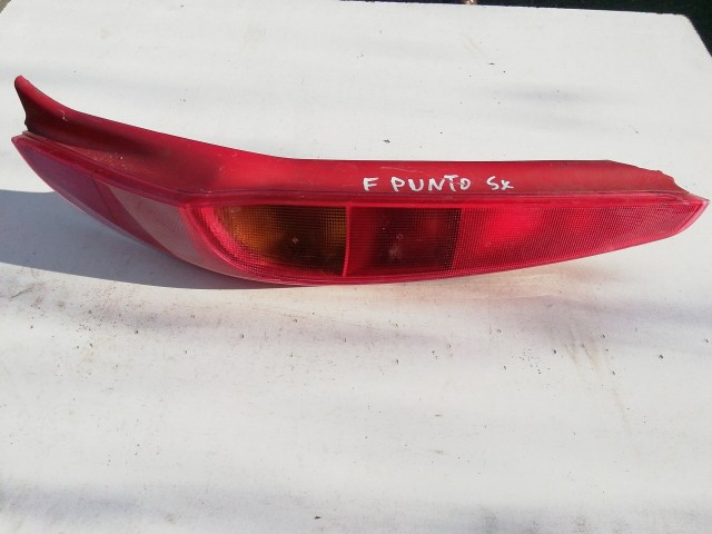 193833 Fiat Punto II. 1999-2003 5 ajtós jobb hátsó piros szélű lámpa, a képen látható sérüléssel