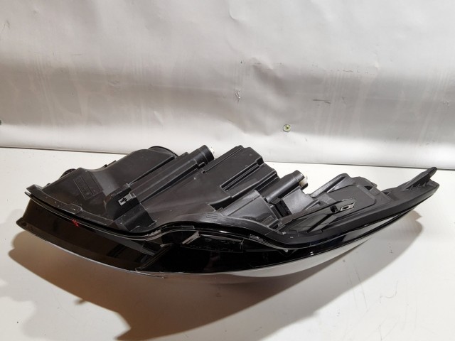 Opel Corsa E 2014-2019 gyári beszállítós (Hella) jobb első nappali menetfényes, fekete belsős fényszóró, a képen látható sérüléssel