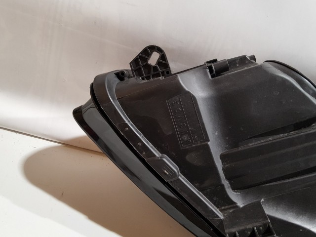 Opel Corsa E 2014-2019 gyári beszállítós (Hella) jobb első nappali menetfényes, fekete belsős fényszóró, a képen látható sérüléssel