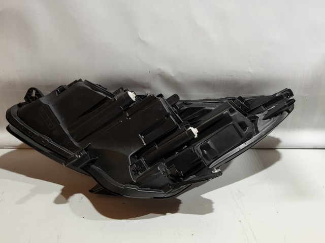 Opel Corsa E 2014-2019 gyári beszállítós (Hella) jobb első nappali menetfényes, fekete belsős fényszóró, a képen látható sérüléssel