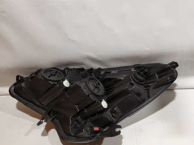 Opel Corsa E 2014-2019 gyári beszállítós (Hella) jobb első nappali menetfényes, fekete belsős fényszóró, a képen látható sérüléssel