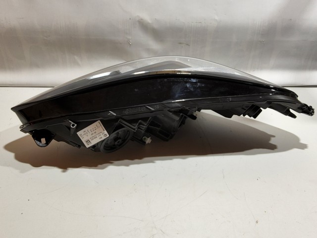 Opel Corsa E 2014-2019 gyári beszállítós (Hella) jobb első nappali menetfényes, fekete belsős fényszóró, a képen látható sérüléssel