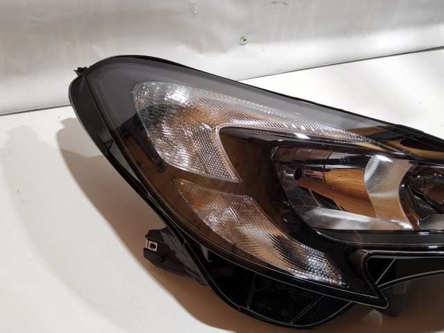 Opel Corsa E 2014-2019 gyári beszállítós (Hella) jobb első nappali menetfényes, fekete belsős fényszóró, a képen látható sérüléssel