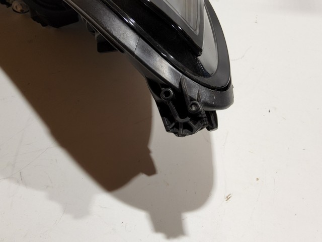 Opel Corsa E 2014-2019 gyári beszállítós (Hella) jobb első nappali menetfényes, fekete belsős fényszóró, a képen látható sérüléssel