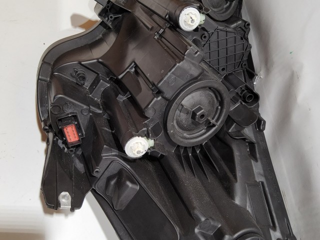 Opel Corsa E 2014-2019 gyári beszállítós (Hella) jobb első nappali menetfényes, fekete belsős fényszóró, a képen látható sérüléssel