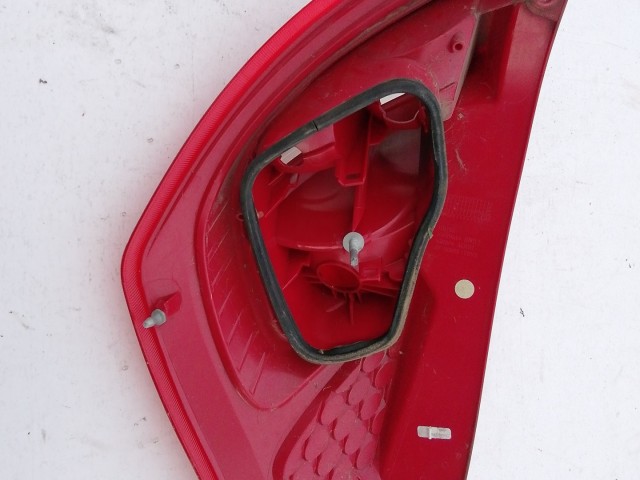 193613 Ford Fiesta 2008-2013 bal hátsó Lámpa, a képen látható sérüléssel, izzófoglalat nélkül!