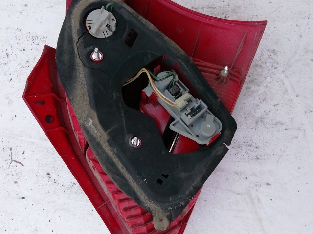 193664 Toyota Yaris II. 2006-2011 bal hátsó lámpa , a képen látható sérüléssel